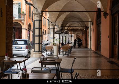 BOLOGNE, ITALIE - 20 AVRIL 2022 : arche avec restaurant à Bologne, Italie avec marche touristique Banque D'Images