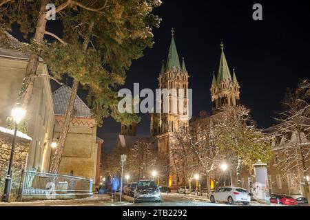 Aussenansicht im Winter des Naumburger Doms Foto vom 02.12.2023. USAGE ÉDITORIAL SEULEMENT *** vue extérieure de la cathédrale de Naumburg en hiver photo de 02 12 2023 USAGE ÉDITORIAL SEULEMENT Copyright : epd-bild/RicoxThumser 20231202 L Triegel-Altar Naumburg 16208 crédit : Imago/Alamy Live News Banque D'Images