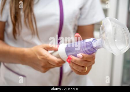 Infirmière montrant le nébuliseur respiratoire et le masque. Photo de haute qualité Banque D'Images