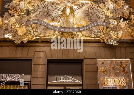 Boutique Dior avec vitrines sur la via Montenapoleone à Milan. Vitrine d'une boutique Dior dans la zone Milan Montenapoleone. Italie, Milan 2.12.2023 Banque D'Images