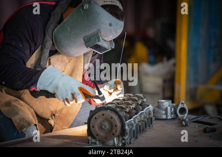 Le soudeur soud le soudage au gaz inerte au tungstène, soudant l'aluminium avec de l'argon en aluminium, torche de soudage TIG. Banque D'Images