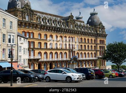 Voitures garées dans le parking devant le Grand Hotel St Nicholas Street Scarborough North Yorkshire Angleterre Royaume-Uni GB Grande-Bretagne Banque D'Images