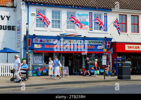 Harbourside rock souvenirs jouets et boutique de cadeaux sur le front de mer en été Sandside Scarborough North Yorkshire Angleterre Royaume-Uni Banque D'Images