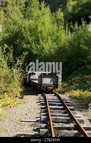 Ancienne voie ferrée rouillée désaffectée et wagon en ardoise au musée de la carrière et des mines de Threlkeld près de Keswick Cumbria Angleterre Royaume-Uni Banque D'Images