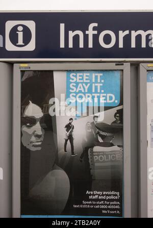 Gros plan d'un TFL Voir, dire, trier l'affiche de campagne de sécurité dans une gare de Londres, Angleterre, Royaume-Uni Banque D'Images