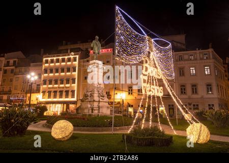 Coimbra, Portugal - 21 novembre 2023 : Lumières de Noël la nuit à Largo da Portagem dans la ville de Coimbra au Portugal. Banque D'Images