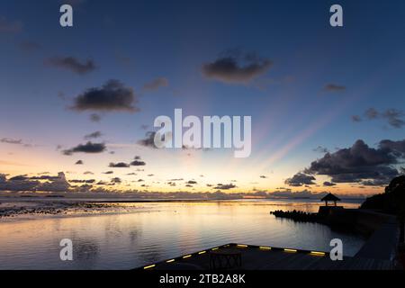 Anantara Veli Maldives Resort coucher de soleil sur la mer Banque D'Images