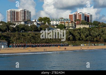 Bournemouth, Royaume-Uni - 22 septembre 2023 : Bournemouth East Cliff et Beach vue depuis la jetée. Banque D'Images