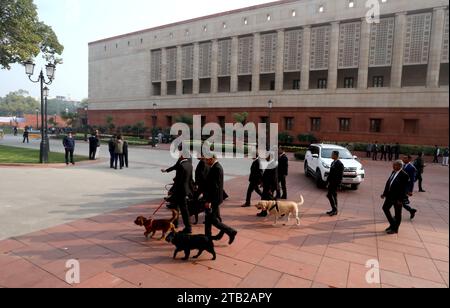 New Delhi, Inde. 04 décembre 2023. Personnel de sécurité du Parlement indien et chiens renifleurs vus à l'extérieur du nouveau bâtiment du Parlement le premier jour de la session d'hiver du Parlement 2023, au Parlement. Le Premier ministre Modi a déclaré que l'opposition devrait tirer les leçons de la défaite et considérer cela comme une occasion en or et avancer avec positivité cette session. (Photo Naveen Sharma/SOPA Images/Sipa USA) crédit : SIPA USA/Alamy Live News Banque D'Images