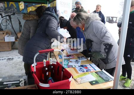 La quatrième plongée de récupération des nageurs d'hiver (glace) lors de l'événement bénéfice PonoRoska, pour les personnes souffrant de sclérose en plaques à River Malse en C. Banque D'Images