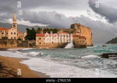 Vieille ville de Budva un jour orageux, Monténégro Banque D'Images