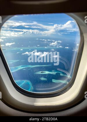 Îles tropicales et l'eau bleue à l'extérieur de l'avion fenêtre de voyage de vacances de luxe vacances Banque D'Images
