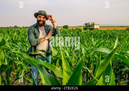 Portrait de fermier qui cultive le maïs. Occupation agricole. Banque D'Images