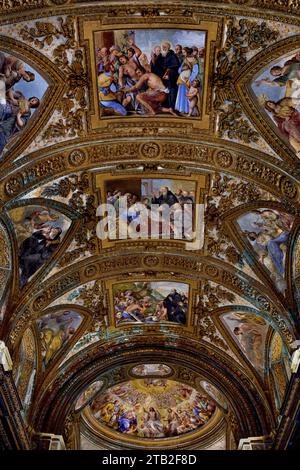 Vue d'ensemble partielle des fresques dans la nef, les fenêtres et le dôme Chiesa di San Giorgio - Église San Giorgio - St. George est la plus belle église baroque existant à Salerne, riche en fresques de la plus haute qualité. C'est l'une des plus anciennes colonies monastiques de Salerne, qui remonte au début du IXe siècle. Banque D'Images