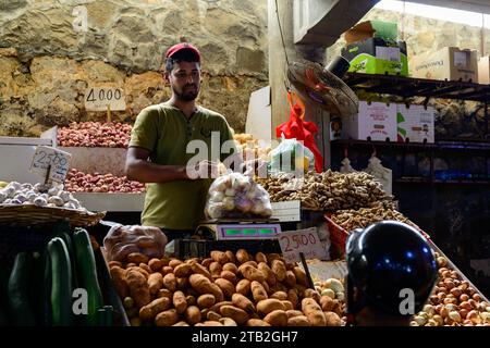 Port Louis, Maurice - octobre 25 2023 : vendeur de légumes vendant des oignons au marché central de Port Louis Banque D'Images