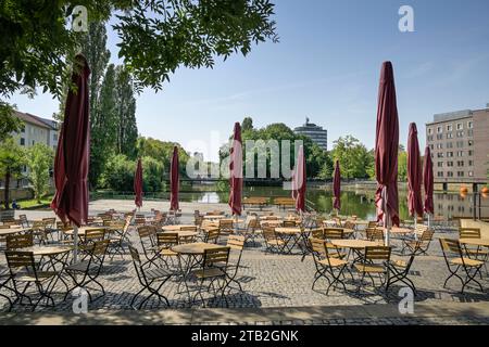 Leere Stühle, Gaststätte Waldhornschenke, Hagenbucher See, Untere Neckarstraße, Heilbronn, Baden-Württemberg, Deutschland *** chaises vides, Restaurant Waldhornschenke, Hagenbucher See, Untere Neckarstraße, Heilbronn, Baden Württemberg, Allemagne crédit : Imago/Alamy Live News Banque D'Images