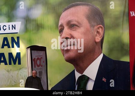 Istanbul, Turquie. 21 novembre 2023 Une affiche électorale géante avec un portrait du président turc Recep Tayyip Erdogan. La République turque fête Banque D'Images