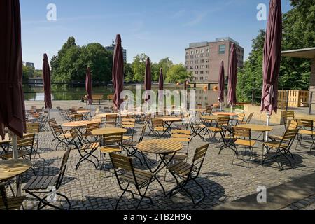 Leere Stühle, Gaststätte Waldhornschenke, Hagenbucher See, Untere Neckarstraße, Heilbronn, Baden-Württemberg, Deutschland *** chaises vides, Restaurant Waldhornschenke, Hagenbucher See, Untere Neckarstraße, Heilbronn, Baden Württemberg, Allemagne Banque D'Images