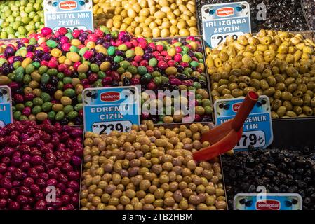 Istanbul, Turquie. 21 novembre 2023 olives turques locales aux couleurs vives exposées à la vente dans un bazar d'Istanbul, Turquie. Banque D'Images