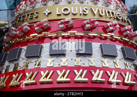 Détails gros plan de la décoration de sapin de Noël Louis Vuitton pour la saison des fêtes et la construction de la notoriété de la marque de luxe. Nov 2023. Singapour. Banque D'Images