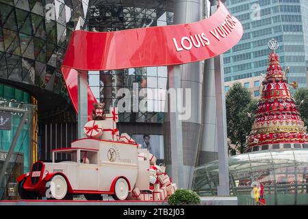 Louis Vuitton ouvre la saison de Noël avec un arbre de 21 mètres de haut et un camion grandeur nature à ION Orchard - ceinture commerçante le long d'Orchard Road, Singapour. Banque D'Images