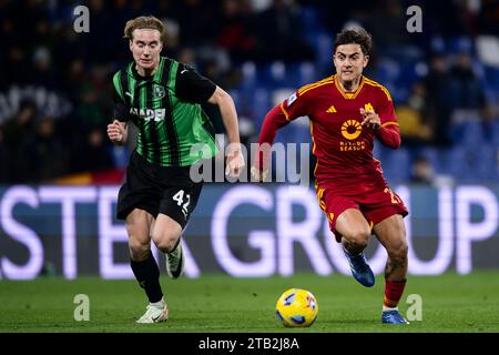 Reggio Emilia, Italie. 3 décembre 2023. Paulo Dybala de L'AS Roma concourt pour le ballon avec Kristian Thorstvedt de l'US Sassuolo lors du match de football Serie A entre l'US Sassuolo et L'AS Roma. Crédit : Nicolò Campo/Alamy Live News Banque D'Images