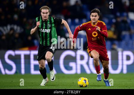 Reggio Emilia, Italie. 3 décembre 2023. Paulo Dybala de L'AS Roma concourt pour le ballon avec Kristian Thorstvedt de l'US Sassuolo lors du match de football Serie A entre l'US Sassuolo et L'AS Roma. Crédit : Nicolò Campo/Alamy Live News Banque D'Images