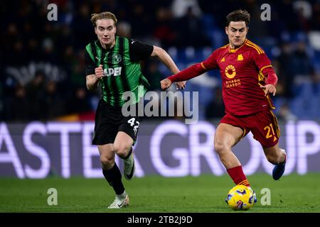 Reggio Emilia, Italie. 3 décembre 2023. Paulo Dybala de L'AS Roma concourt pour le ballon avec Kristian Thorstvedt de l'US Sassuolo lors du match de football Serie A entre l'US Sassuolo et L'AS Roma. Crédit : Nicolò Campo/Alamy Live News Banque D'Images