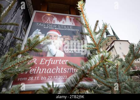 Erfurt, Allemagne. 04 décembre 2023. Un panneau à côté de la scène du marché de Noël d'Erfurt fait référence au «jour du silence». La ville rejoint d'autres marchés de Noël dans le centre de l'Allemagne ce jour-là pour protester contre l'augmentation des frais de Gema. Crédit : Michael Reichel/dpa/Alamy Live News Banque D'Images
