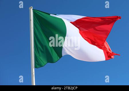 Die Flagge von Italien weht im Wind. Blauer Himmel. Italienische Flagge im Wind. *** Le drapeau de l'Italie agitant dans le vent ciel bleu drapeau italien dans le vent crédit : Imago/Alamy Live News Banque D'Images