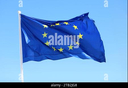 Die Flagge der Europäischen Union eu weht im Wind. Blauer Himmel. Eu-Flagge. *** Le drapeau de l'Union européenne flotte dans le vent ciel bleu drapeau de l'UE crédit : Imago/Alamy Live News Banque D'Images