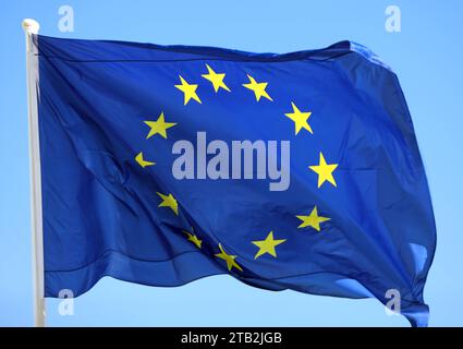 Die Flagge der Europäischen Union eu weht im Wind. Blauer Himmel. Eu-Flagge. *** Le drapeau de l'Union européenne flotte dans le vent ciel bleu drapeau de l'UE crédit : Imago/Alamy Live News Banque D'Images