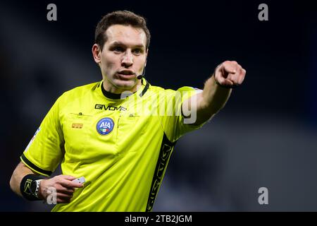 Reggio Emilia, Italie. 3 décembre 2023. L'arbitre Matteo Marcenaro fait des gestes lors du match de football Serie A entre l'US Sassuolo et L'AS Roma. Crédit : Nicolò Campo/Alamy Live News Banque D'Images