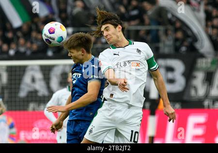 Borussia Park Monchengladbach Allemagne, 2,12..2023, football : Bundesliga saison 2023/24 matchday 13, Borussia Monchengladbach (BMG) vs TSG 1899 Hoffenheim (TSG) ; Anton Stach (TSG), Florian Neuhaus (BMG) Banque D'Images