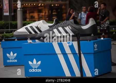 Adidas affiche les chaussures Samba les plus populaires à l'extérieur du Adidas Brand Centre le long d'Orchard Road, Singapour. Banque D'Images