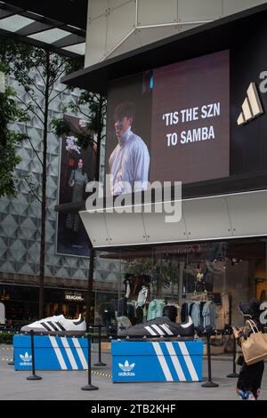 Adidas affiche les chaussures Samba les plus populaires à l'extérieur du Adidas Brand Centre le long d'Orchard Road, Singapour. Banque D'Images