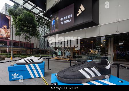 Adidas affiche les chaussures Samba les plus populaires à l'extérieur du Adidas Brand Centre le long d'Orchard Road, Singapour. Banque D'Images