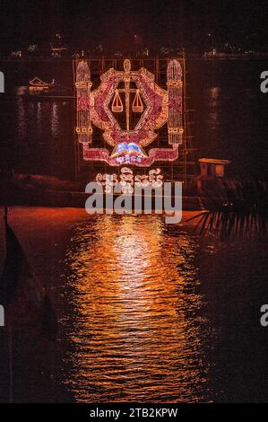 Le flotteur illuminé projette sa réflexion sur la rivière Tonle SAP lors du Festival cambodgien de l'eau, Phnom Penh, Cambodge. © Kraig Lieb Banque D'Images