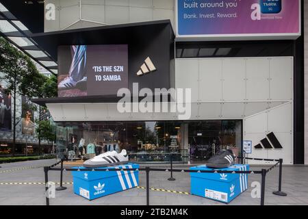 Adidas affiche les chaussures Samba les plus populaires à l'extérieur du Adidas Brand Centre le long d'Orchard Road, Singapour. Banque D'Images