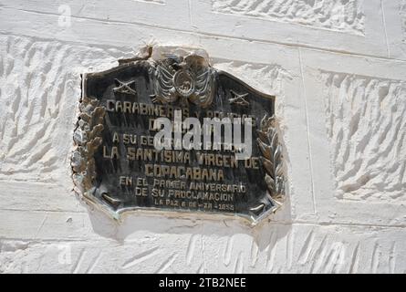 Plaque à l'extérieur de la basilique notre-Dame de Copacabana (Basilica de Nuestra Señora de Copacabana). Copacabana, Bolivie, 9 octobre 2023. Banque D'Images