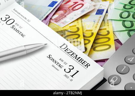 Deutscher Kalender Datum Silvester 31. Dezember 2023 Rechner und Euro Geldscheine mit Kugelschreiber Banque D'Images