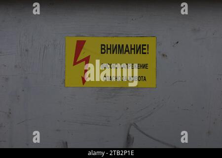 Signe de danger signalant une haute tension Banque D'Images