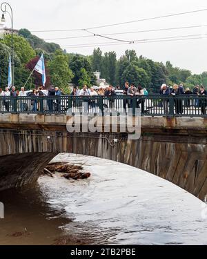 Turin, Piémont, Italie - 21 mai 2023 : les gens regardent le fleuve Pô en crue. Banque D'Images