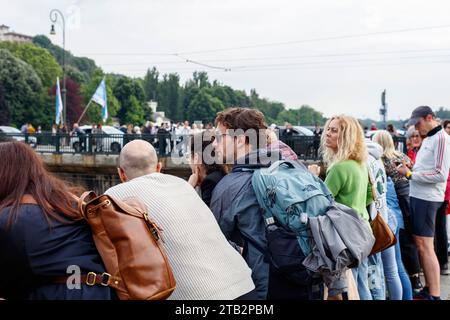 Turin, Piémont, Italie - 21 mai 2023 : les gens regardent le fleuve Pô en crue. Banque D'Images