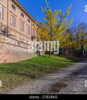 San Giuliano Milanese, Italie - 15 novembre 2023 : Rocca Brivio est une résidence noble construite en 1680. Aujourd'hui, il est propriété publique et est utilisé pour le public Banque D'Images