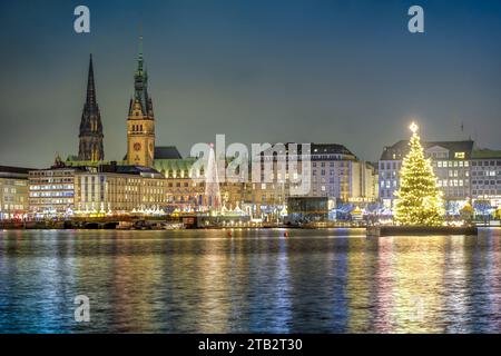 Arbre de Noël creux sur le Binnenalster à Hambourg, Allemagne, Europe Banque D'Images