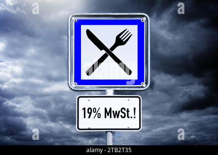 Signe de restaurant avec inscription 19% TVA avant nuages sombres, symbole photo pour augmenter la TVA à 19% pour la nourriture, montage photo Banque D'Images