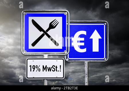 Signe de restaurant avec inscription 19% TVA avant nuages sombres, symbole photo pour augmenter la TVA à 19% pour la nourriture, montage photo Banque D'Images