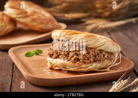 Classe mini rou jia Mo，rougamo,, il est parfois appelé un hamburger chinois, rougamo avec garnitures épicées de viande d'agneau, Shaanxi, Chine Banque D'Images