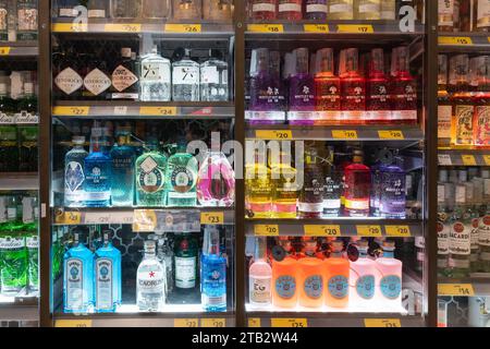 Bouteilles de produits artisanaux haut de gamme et de produits de spécialité exposées dans des armoires sécurisées au supermarché Morrisons, Royaume-Uni. Thème : vol, marché noir de l'alcool Banque D'Images